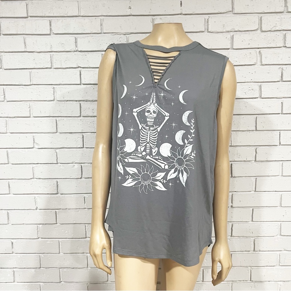 Sleeveless Grey Graphic Tank Top with Cutout Detail